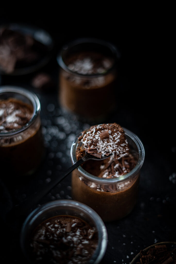 mousse chocolat noir coco dessert photographie culinaire