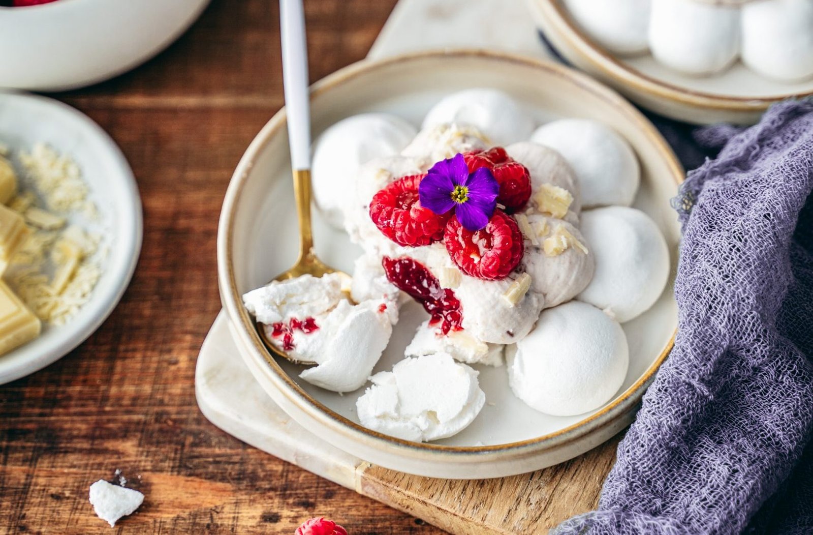 recette Mini Pavlovas Framboise & Violette réalisé avec la marque confiture parisienne