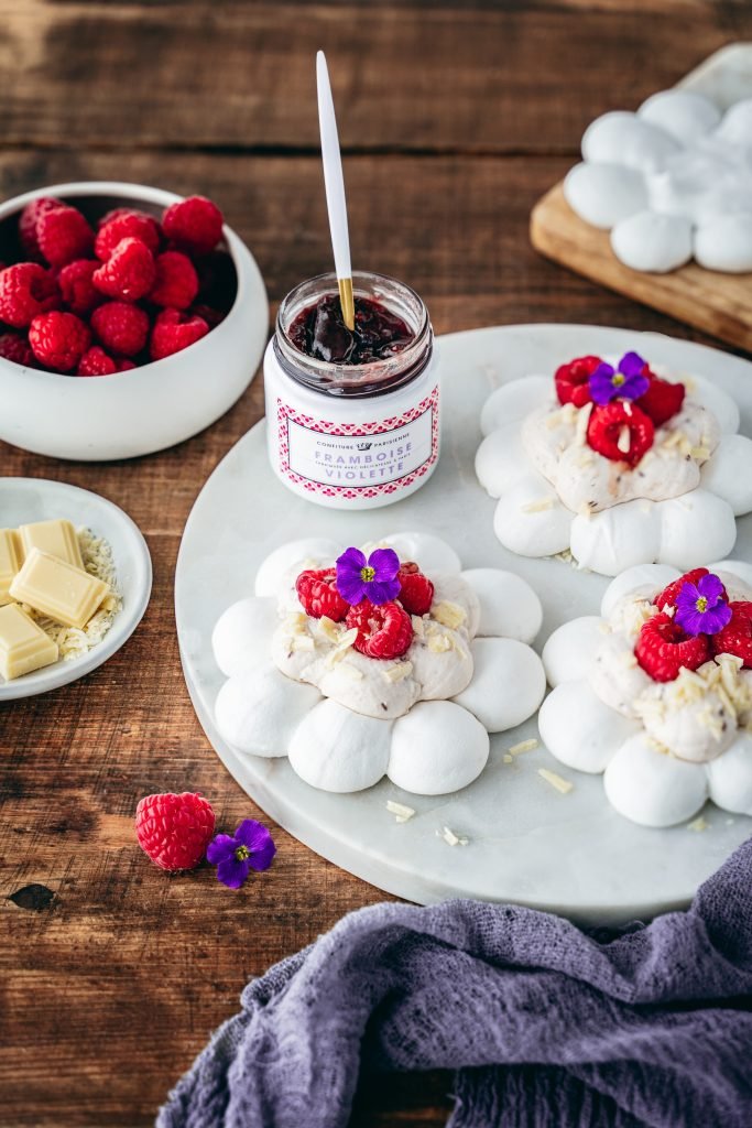recette Mini Pavlovas Framboise & Violette réalisé avec la marque confiture parisienne