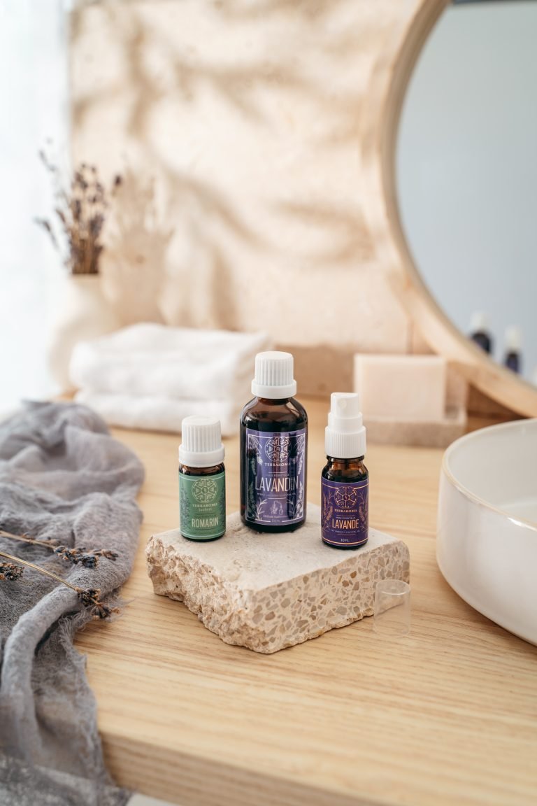 mise en scène produits de beauté cosmétique Terraroma huiles essentielles de lavande lavandin et romarin